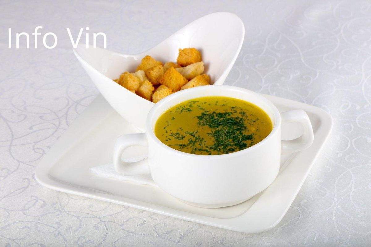 Bol de bouillon aux herbes et croûtons, idéal pour sublimer le poulet au vin jaune.