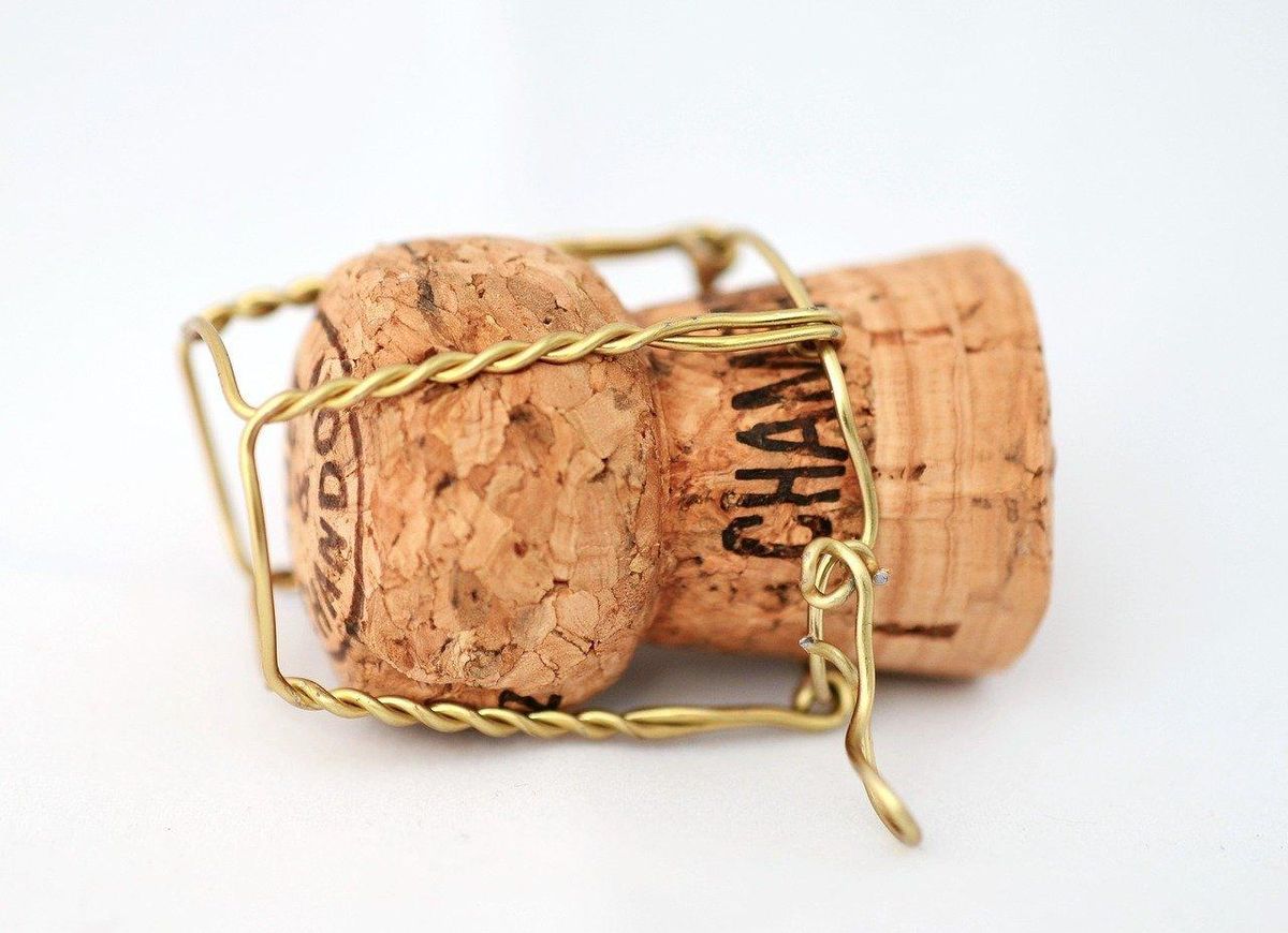 Bouchon et muselet : gage d'une effervescence maîtrisée, clé du choix d’un champagne de qualité.