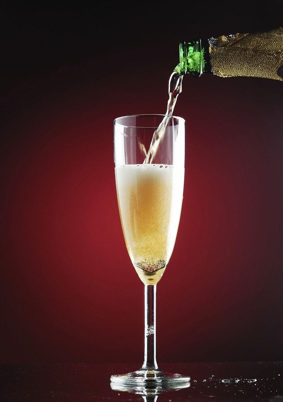 Bulles dorées illuminent les fêtes : les tendances champagne 2024 enchantent vos soirées.