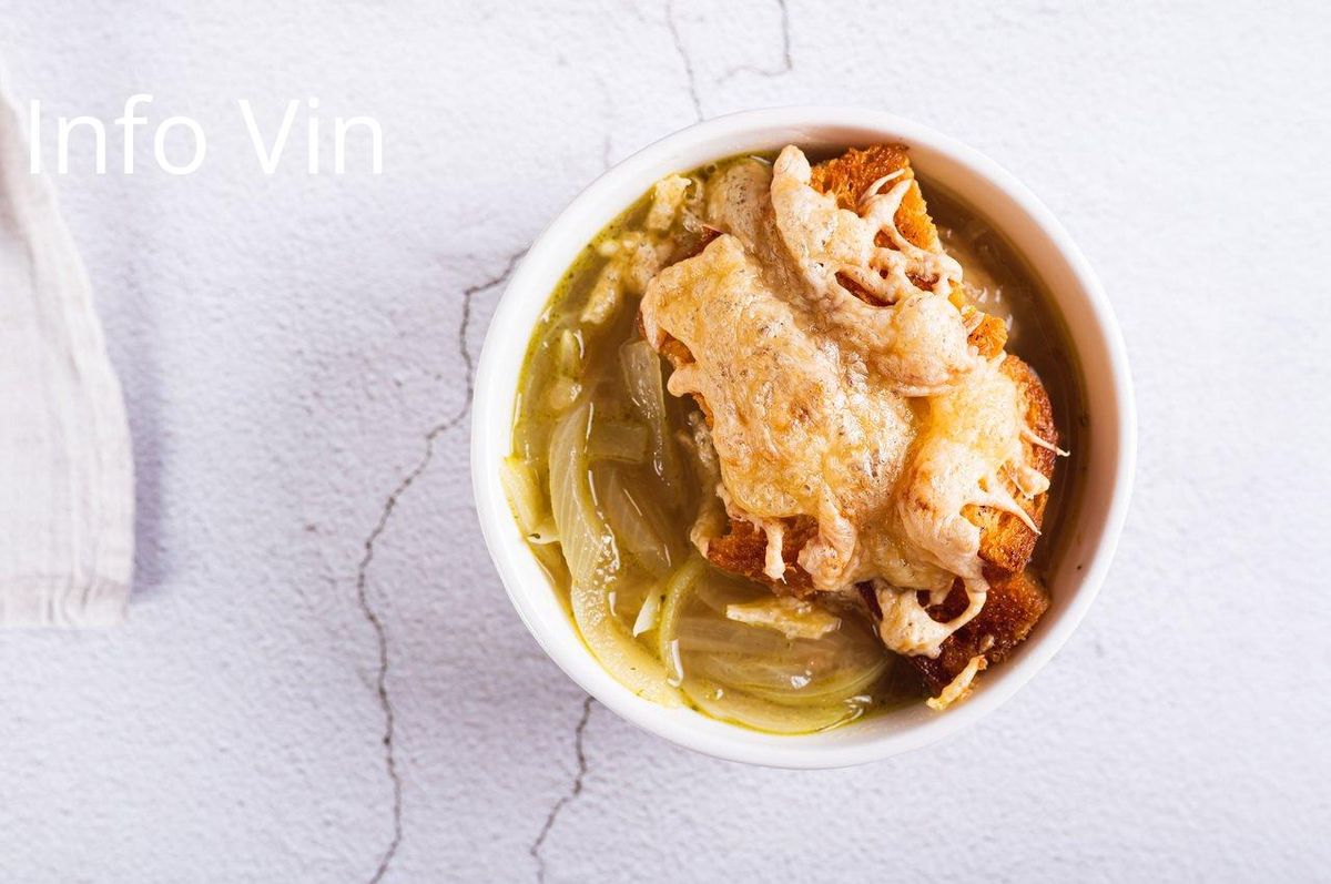 Soupe à l'oignon gratinée: croûton doré et oignons fondants, alliés du vin blanc.