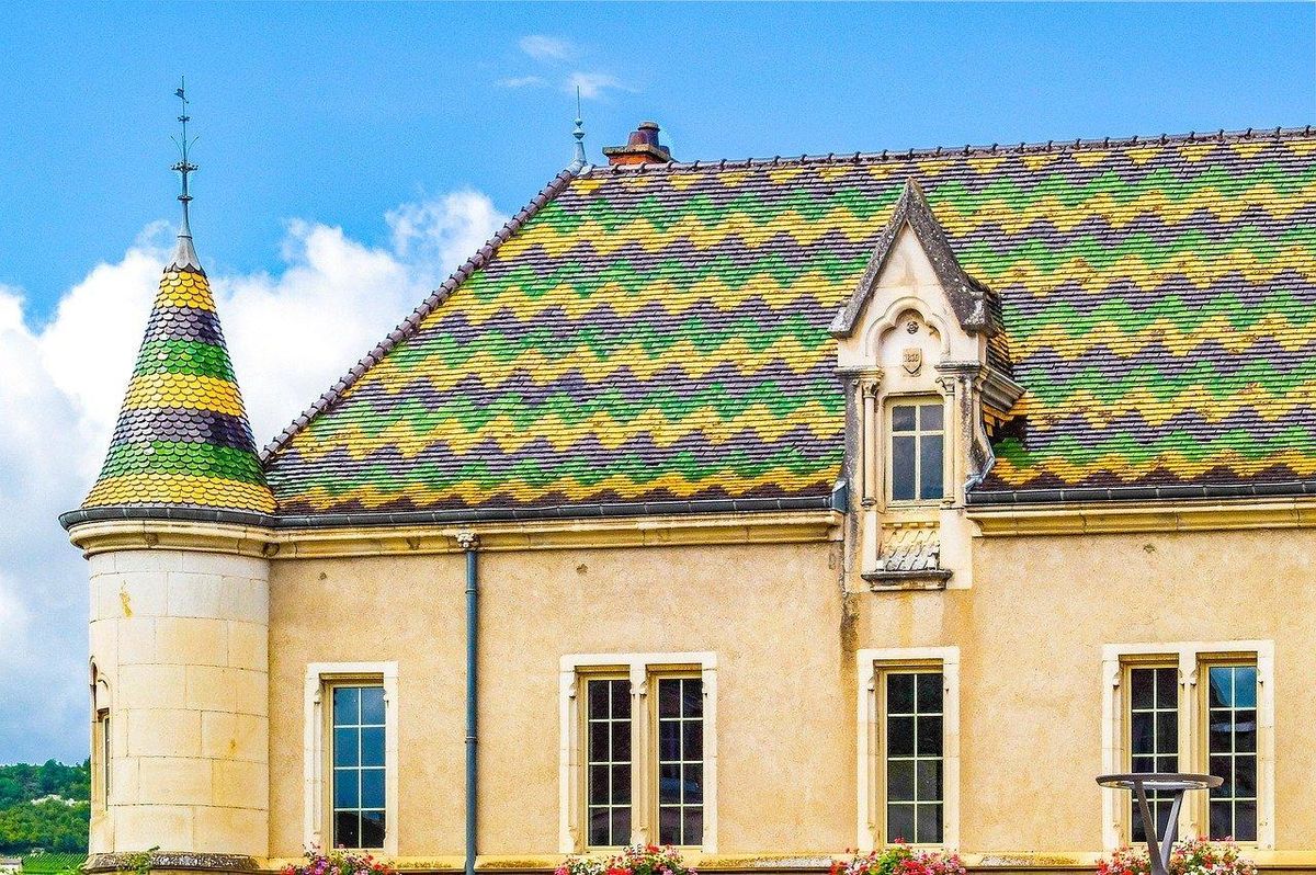 Toits en tuiles colorées évoquant la richesse des cépages bourguignons.
