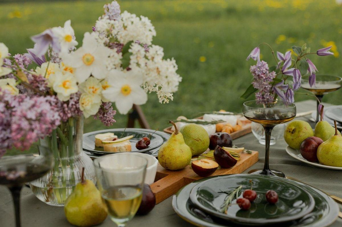 Un déjeuner en plein air au printemps avec des verres de rosé variés lors d’un spring outdoor lunch convivial.