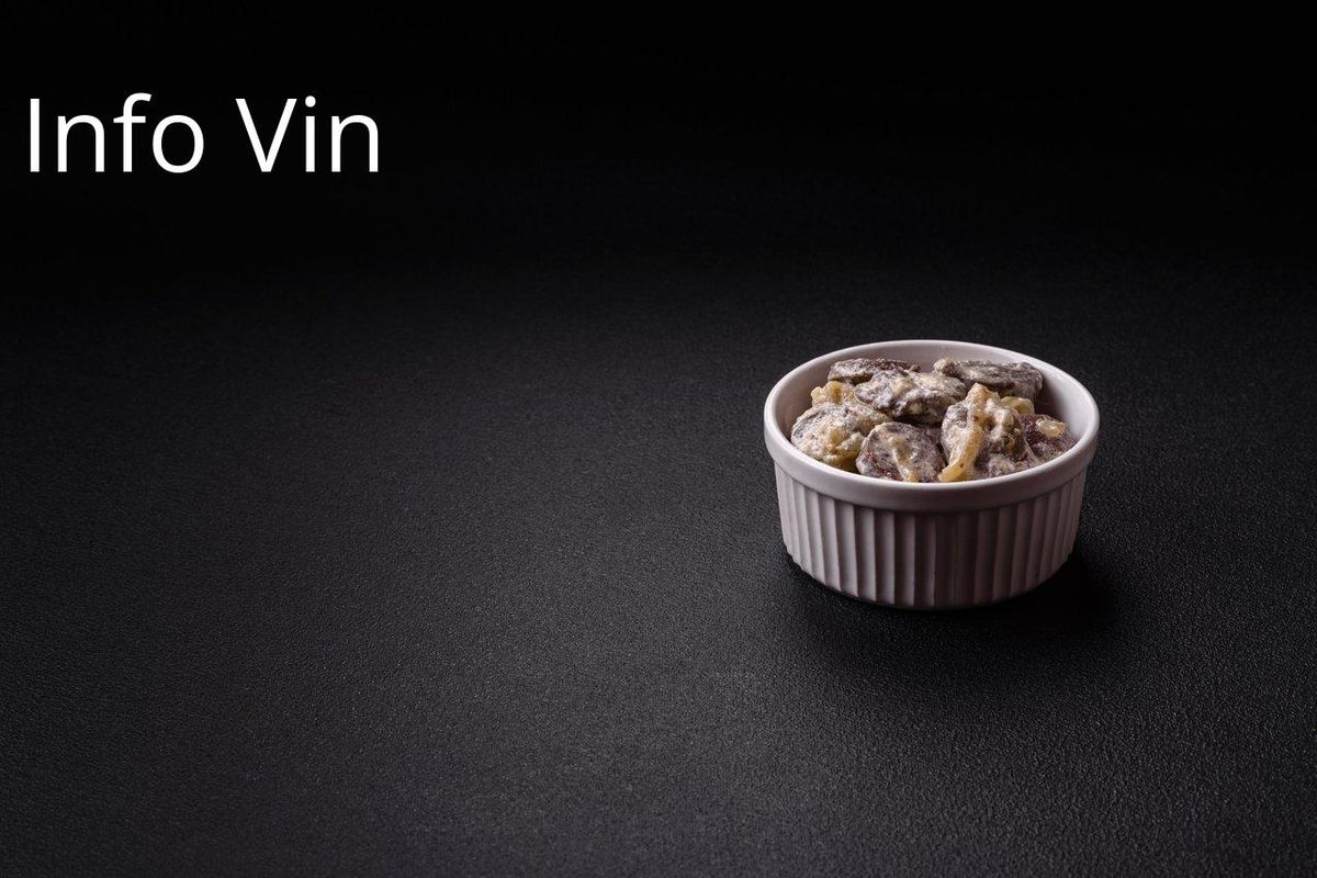 Un ramequin révèle les morilles, prêtes à sublimer le poulet au vin jaune.