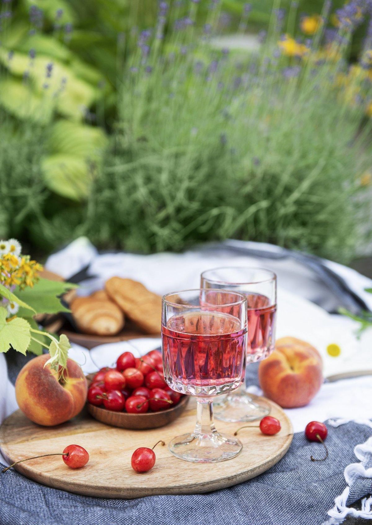 Une table d’été élégante avec vins rouges, blancs et rosés, idéale pour une dégustation en plein air.