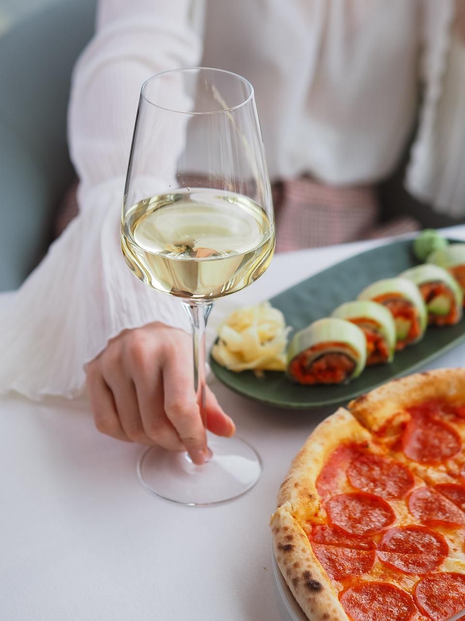 Une touche de fraîcheur pour sublimer pizza et makis : optez pour un blanc sec en festivité.