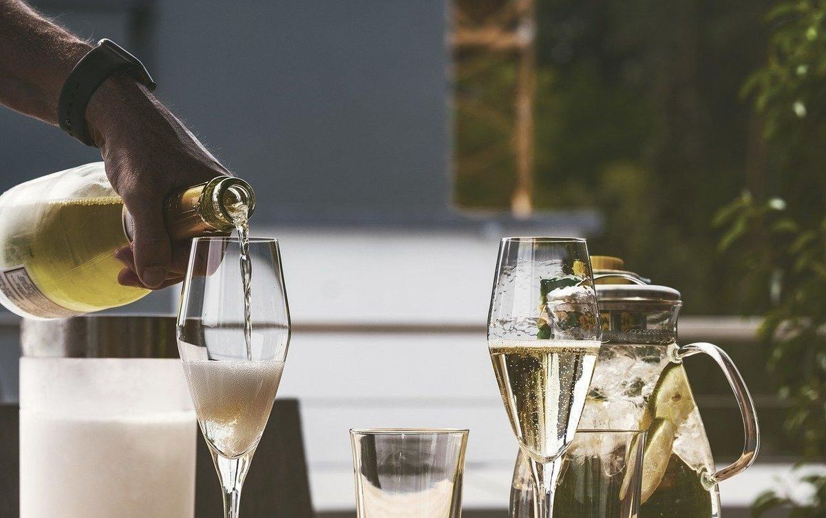Versement de champagne pétillant, parfait pour un foie gras mi-cuit en 2024.