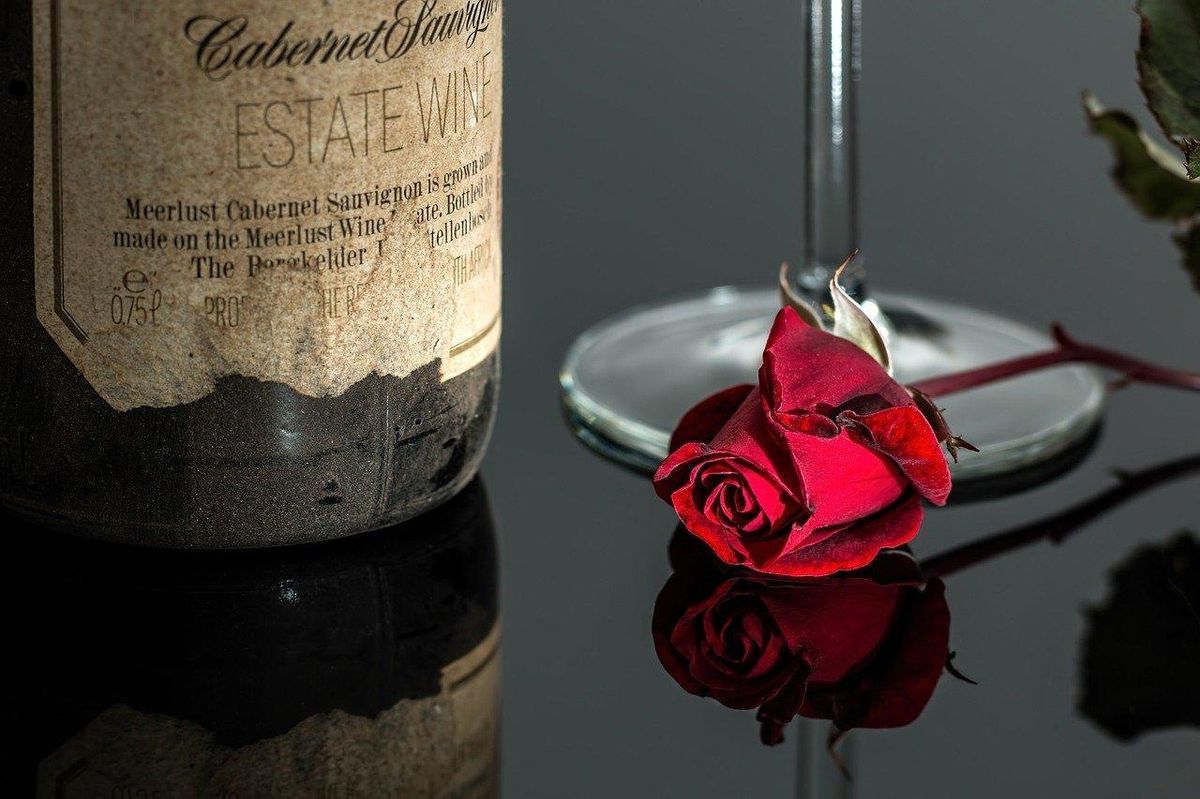 Vin et rose : élégance et économie. Pensez à une armoire à vin compacte pour des achats avisés.