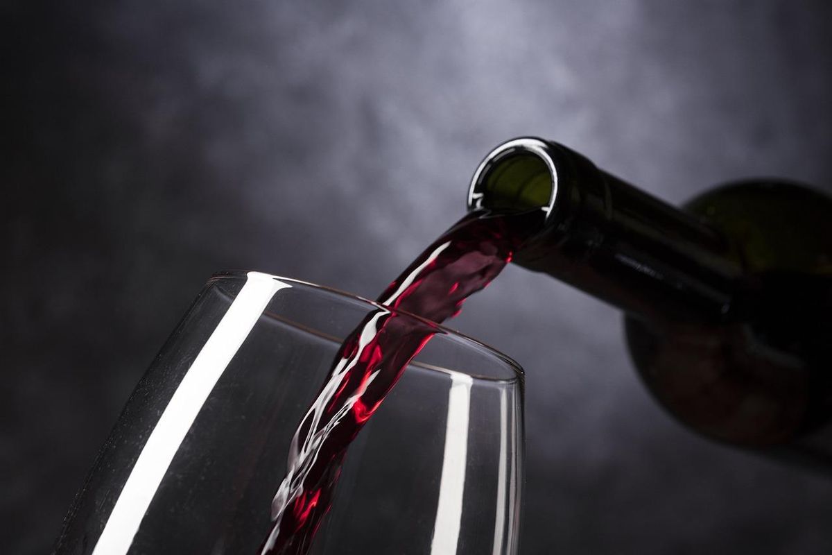 Vin local versé : parfait pour célébrer un anniversaire avec authenticité.