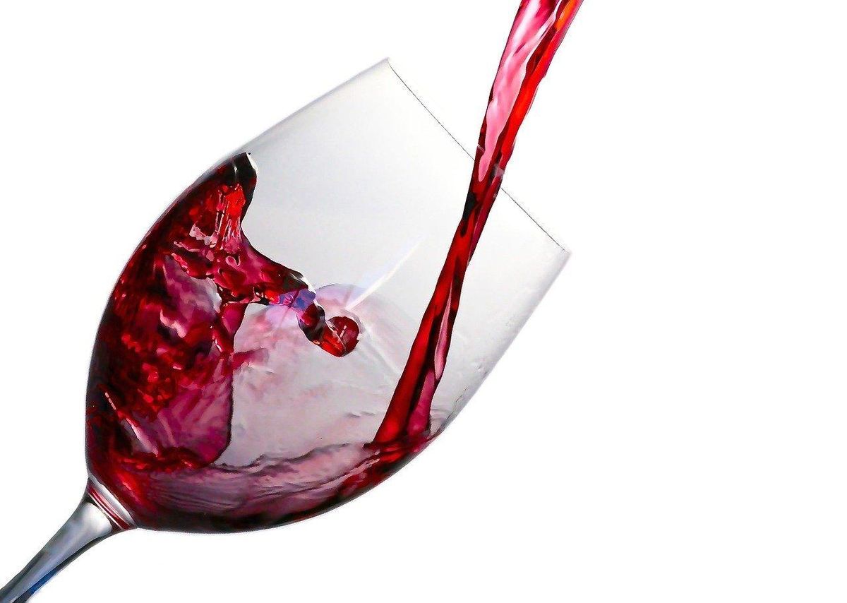 Vin rouge parfait : Conservez entre 10°C-13°C pour un goût optimal à petit budget.