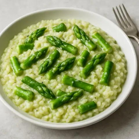 Risotto aux asperges vertes, vin blanc et parmesan : recette printanière crémeuse