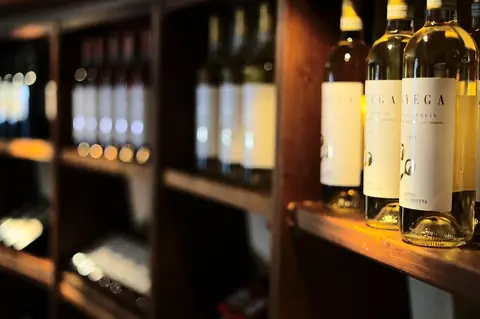 Trouver un caviste à Oullins pour proposer les meilleures bouteilles de vins